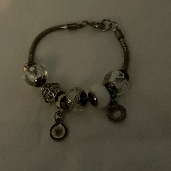 Lovely pandora style bracelet - Picture 1 of 7
